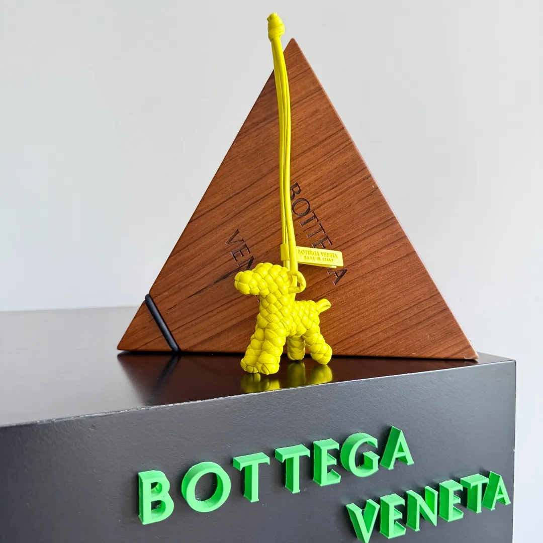 Batch 540 BOTTEGA VENETA2025 new puppy🐕 style pendant Braided puppy is online😎 Leather braided puppy style pendant can be hung on any handbag, and it is as cute, delicate and colorful as it matches with a bag. Cute and cute, it will touch your heart at any time. It can be hung on bags or keychains. Who can resist such a cute puppy? Style number: 807068